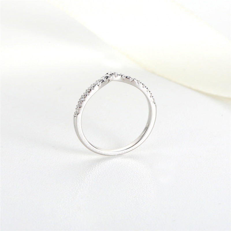 Anillo Viora en forma de V | Plata 925 con diamante ecológico
