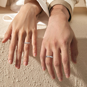 Viora Mobius Ring | 925 Silver with Eco-friendly Diamond